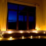 Observa cómo parpadean las velas de la habitación mientras te das un relajante baño en la gran bañera.