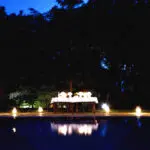 Deje que el personal organice una cena romántica junto a la piscina con farolillos y velas.