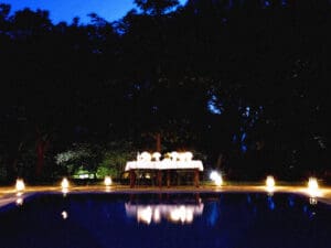 Deje que el personal organice una cena romántica junto a la piscina con farolillos y velas.