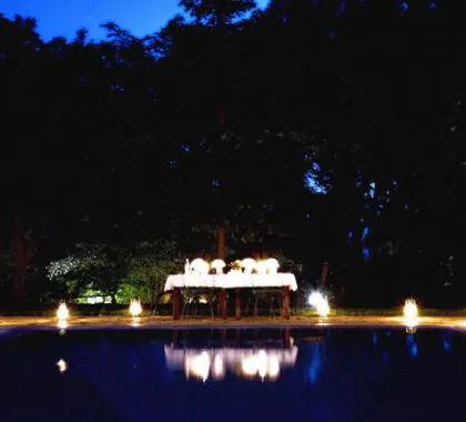 Deje que el personal organice una cena romántica junto a la piscina con farolillos y velas.