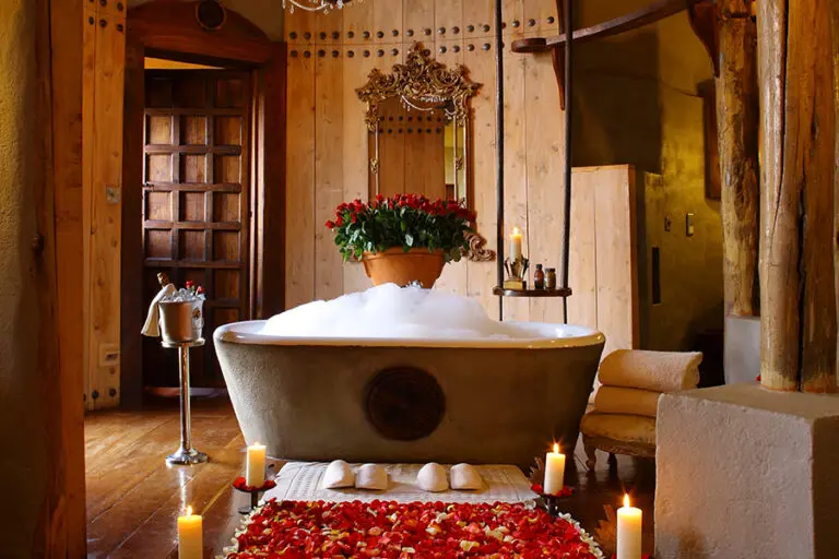 En suite bathrooms with chandelier-lit bathtubs.