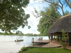 Nkwali está situado en el tranquilo río Luangwa