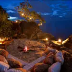 Velas y hogueras compiten con la luz de las estrellas en el Nkwichi Lodge de Malawi.