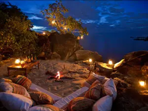 Velas y hogueras compiten con la luz de las estrellas en el Nkwichi Lodge de Malawi.