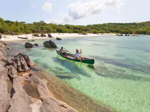 Da un paseo en canoa por el lago: tú decides hasta dónde quieres explorar.