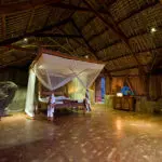 Los chalés de Nkwichi son enormes e incorporan rocas y árboles en su diseño.