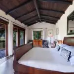 El dormitorio añade un ambiente acogedor y romántico a su estancia.