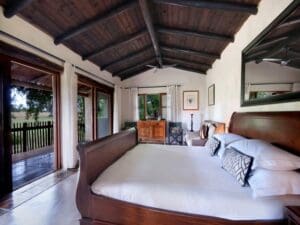 El dormitorio añade un ambiente acogedor y romántico a su estancia.
