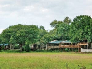 Las tranquilas moradas son ideales para retirarse del grupo y disfrutar de vistas ininterrumpidas desde su balcón.
