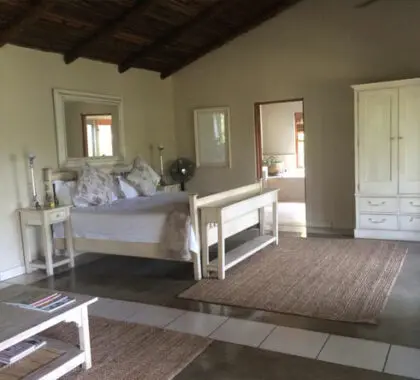 El alojamiento consta de hermosas suites con dormitorio de planta abierta y cuarto de baño privado.