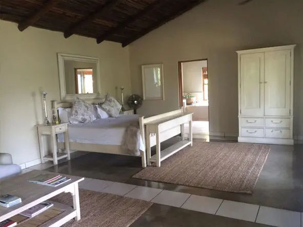 El alojamiento consta de hermosas suites con dormitorio de planta abierta y cuarto de baño privado.