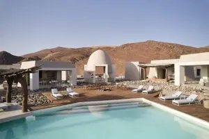 Okahirongo Elephant Lodge, de diseño único, un oasis en el desierto.