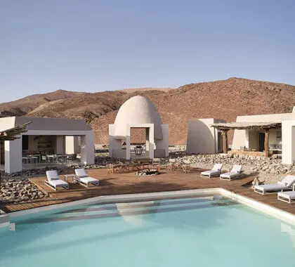 Okahirongo Elephant Lodge, de diseño único, un oasis en el desierto.