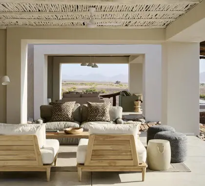 El salón invita a la relajación completa en la tranquilidad del desierto y adornado en tonos neutros calmantes.  