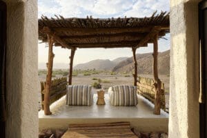 Contemple las exquisitas vistas desde la comodidad de las sombreadas tumbonas. | Okahirongo Elephant Lodge 