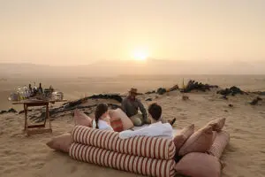 Tras un día explorando el paisaje, visitando lugares de arte rupestre local y disfrutando de paseos de safari, acomódese para una romántica puesta de sol.
