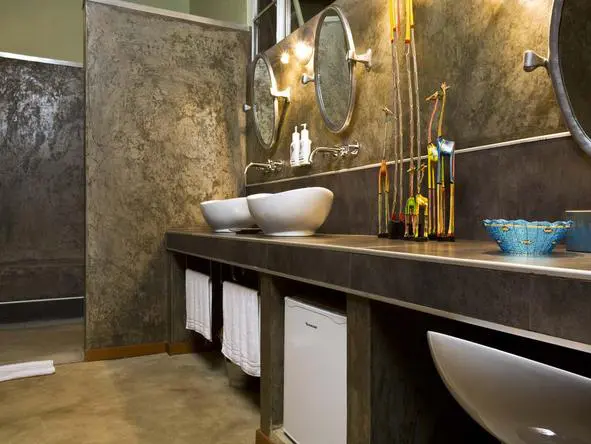 Los cuartos de baño son amplios y lujosos, con lavabos para él y para ella.