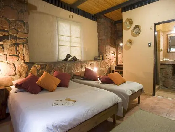 Las habitaciones ofrecen un cierto encanto rústico.