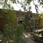 El lodge dispone de varias habitaciones y suites para parejas y familias.