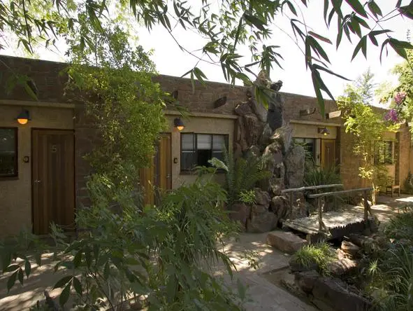 El lodge dispone de varias habitaciones y suites para parejas y familias.