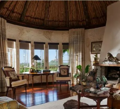 Los interiores son acogedores, frescos y elegantes; en el exterior se puede elegir entre una amplia gama de actividades deportivas y de safari.