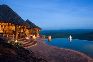 Una piscina con vistas.