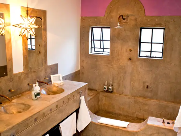 Los cuartos de baño son de cemento pulido, lo que añade un toque moderno a la experiencia.