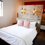 Las elegantes habitaciones del Olive Grove son cómodas y elegantes, ideales para pasar una o dos noches en Windhoek.