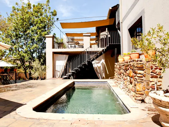 Olive Grove tiene un relajado patio exterior con piscina.