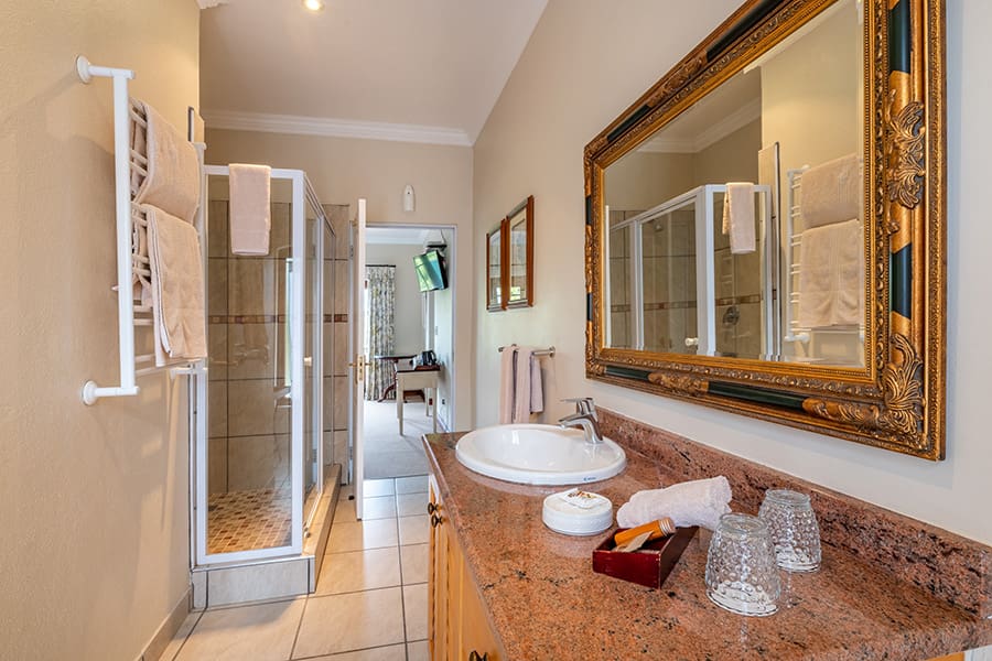 olivers-restaurant-lodge%22olivers-exclusive-standard-room-1