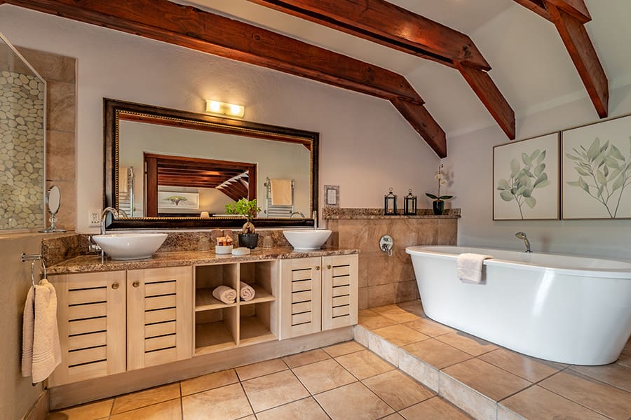 olivers-restaurant-lodge%42olivers-luxury-room-9