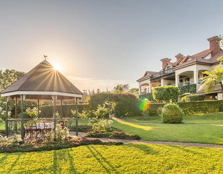 Los hermosos jardines y el cenador.