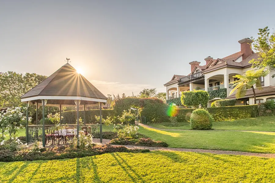 Los hermosos jardines y el cenador.