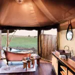 Lavabos gemelos y bañeras exentas de cobre.