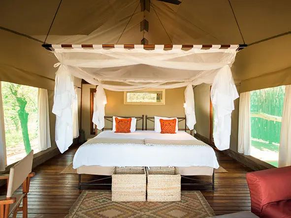 Las suites de Ongava, un estudio de la elegancia mimalista de safari, tienen todo lo necesario para su comodidad personal.