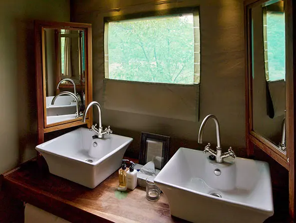 Todas las tiendas son espaciosas y están equipadas con cuarto de baño con ducha interior y exterior.