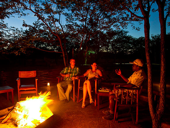 After the sunset, join your guide at the campfire for evening drinks and safari stories.
