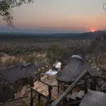 Situado en una reserva privada que linda con el Parque Nacional de Etosha.