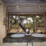 Cuarto de baño en suite con lavabo doble.