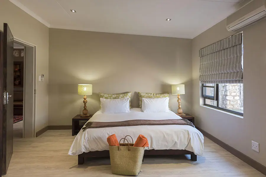 Interior de la habitación del Onguma Bush Camp.