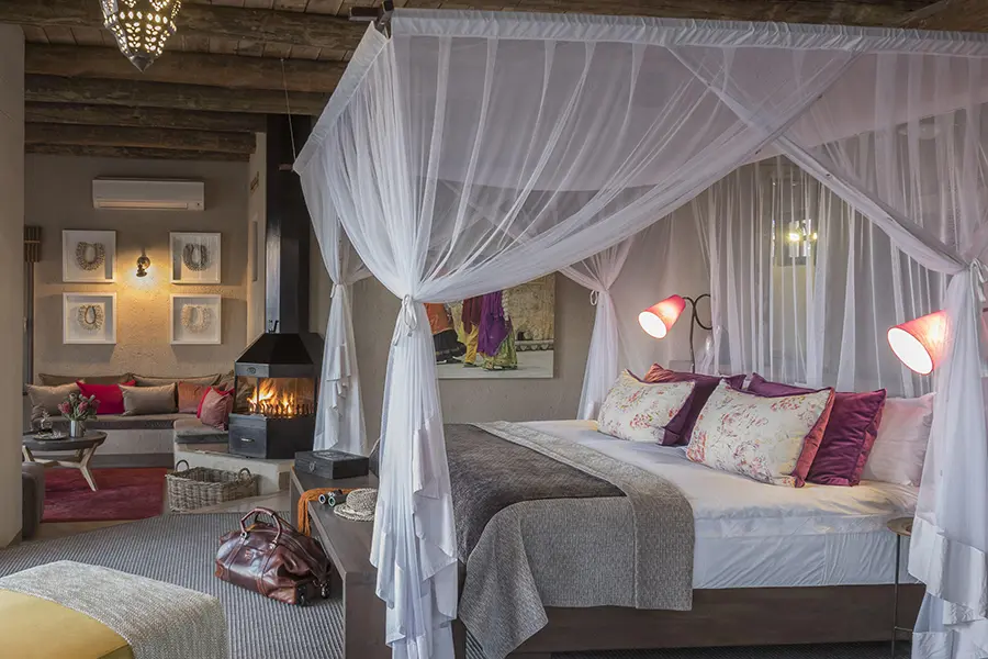 La Suite Luna de Miel dispone de un acogedor salón con chimenea. 