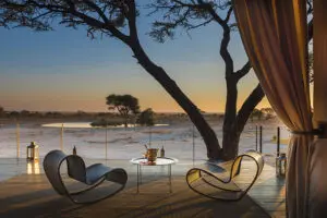 El lodge da a una balsa de agua para disfrutar de un magnífico safari en butaca. 