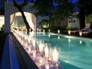 In the night the pool will be beautiful decorated.
