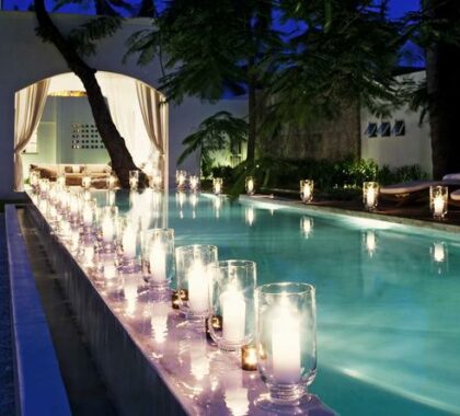 In the night the pool will be beautiful decorated.

