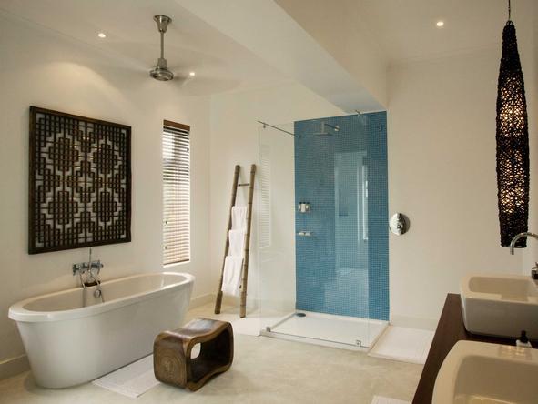 The en suite bathroom is spacious and luxurious equipped.
