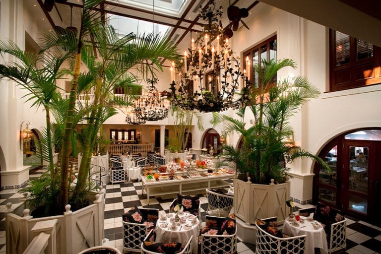 Cena en el patio de palmeras de The Oyster Box.
