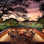 Disfrute de las bebidas habituales antes de la cena alrededor de la hoguera de Phinda Vlei, e incluso podrá avistar algún animal al atardecer | AndBeyond Phinda Vlei