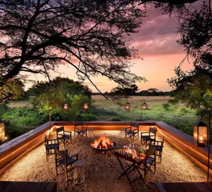 Disfrute de las bebidas habituales antes de la cena alrededor de la hoguera de Phinda Vlei, e incluso podrá avistar algún animal al atardecer | AndBeyond Phinda Vlei