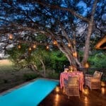 Una cena privada junto a la piscina en su suite. 