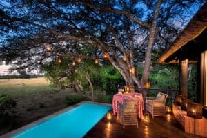 Una cena privada junto a la piscina en su suite. 